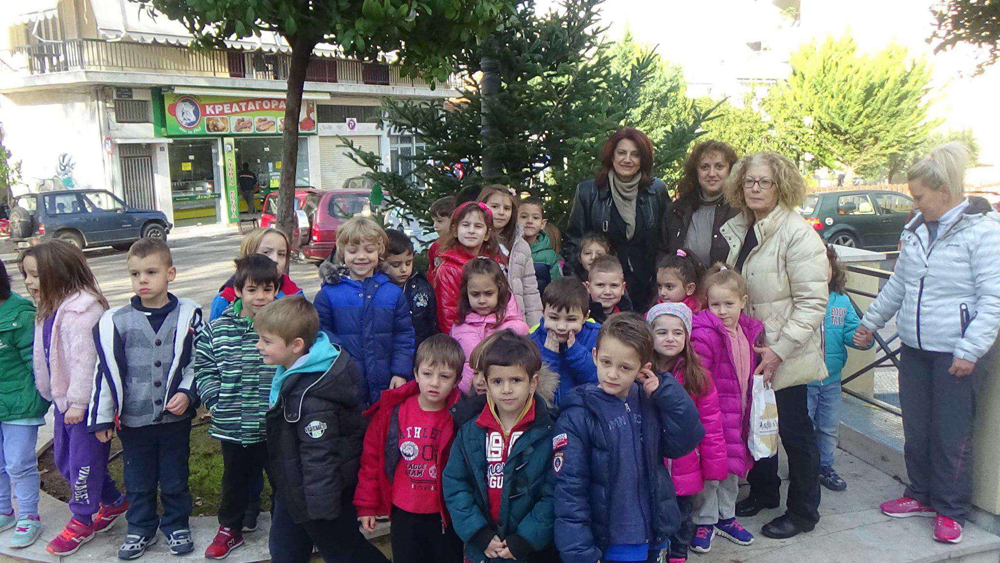 Στολισμός Χριστουγεννιάτικου δένδρου από μαθητές 15ου Νηπιαγωγείου