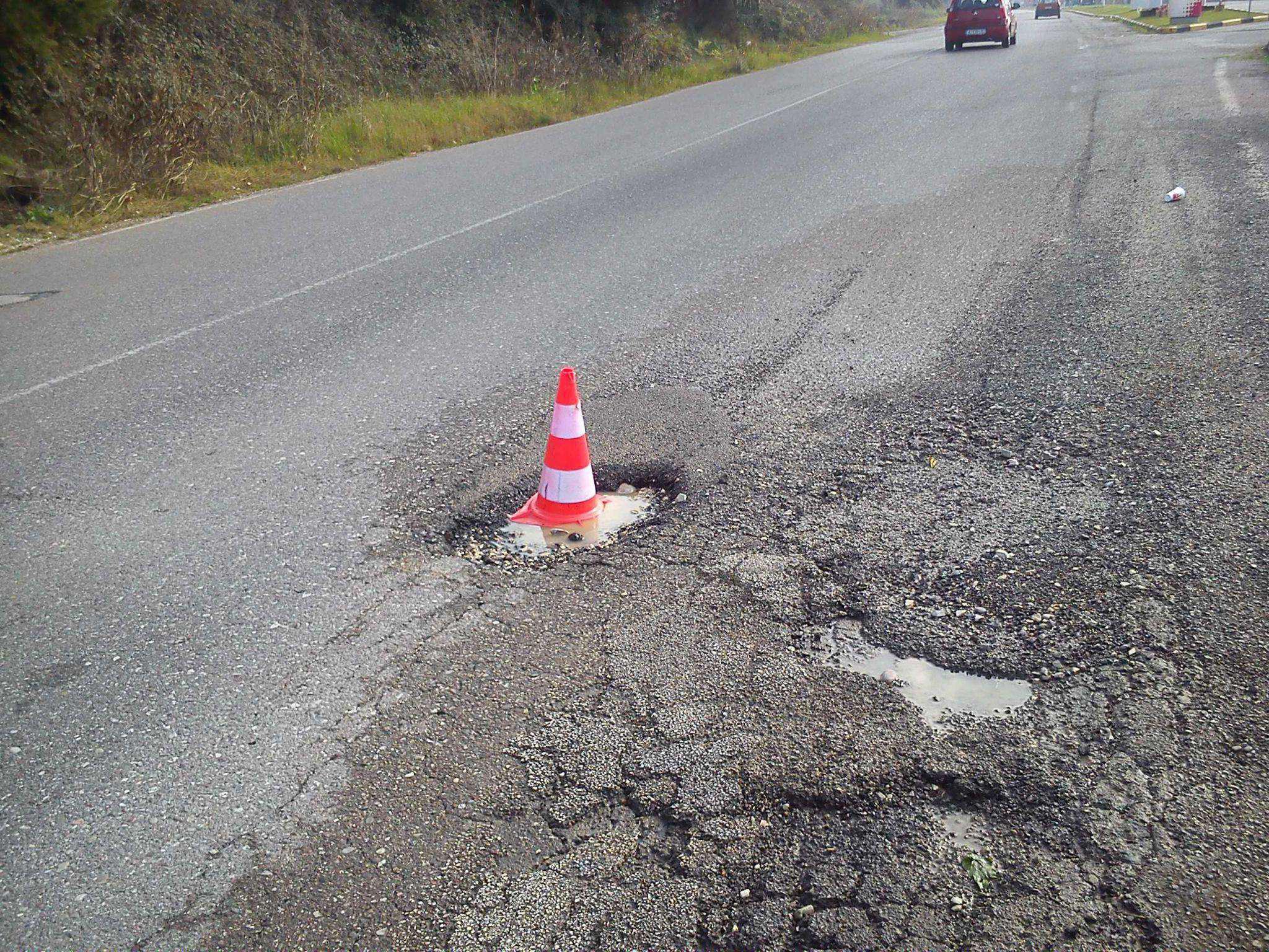 Ε.Ο Αγρινίου -θέρμου: Tεράστια λακκούβα στη μέση του δρόμου..
