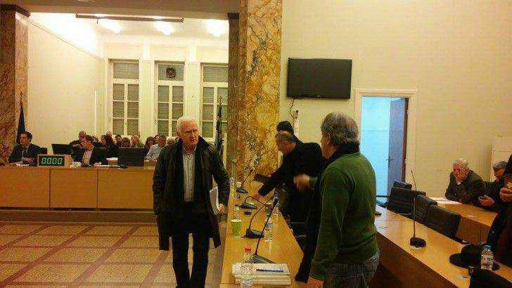 Σάλος στο δημοτικό συμβούλιο-ΒΙΝΤΕΟ-Αποχώρησε η παράταξη του Π.Μοσχολιού