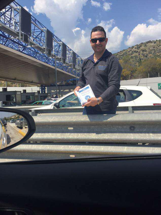 Αμετανόητοι οπαδοί του Αρτέμη Σώρρα μοιράζουν φυλλάδια στα διόδια