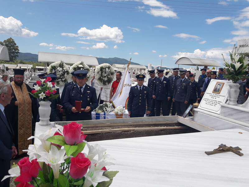 Αγρίνιο: Με τιμές ήρωα η ταφή των λειψάνων του  επισμηναγού Β. Παναγόπουλου-Βαρύ κατηγορώ της οικογένειας στη Δημοτική Αρχή!(φωτο-βιντεο)