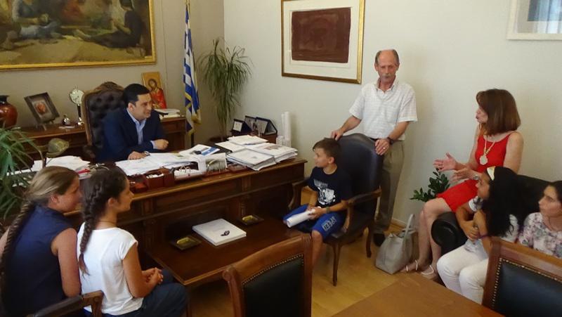 Οι μαθητές του Δημοτικού Σχολείου Στράτου που βραβεύθηκαν στον Πανελλήνιο Διαγωνισμό Γαλλοφωνίας στο Δήμαρχο