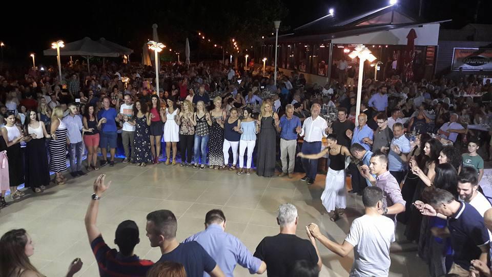 Χορός και άφθονη αθερίνα στο Καινούργιο (φωτο-βιντεο)