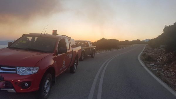 Θέρμο: Mάχη με τις φλόγες-Δύσκολη αναμένεται η αποψινή νύχτα (βιντεο-φωτο)