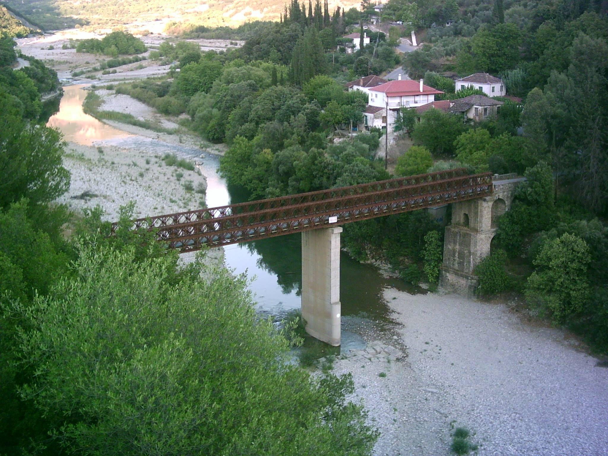 Προσοχή-Μεγάλη ζημιά στο μεσαίο υποστύλωμα της Γέφυρας Πόρου