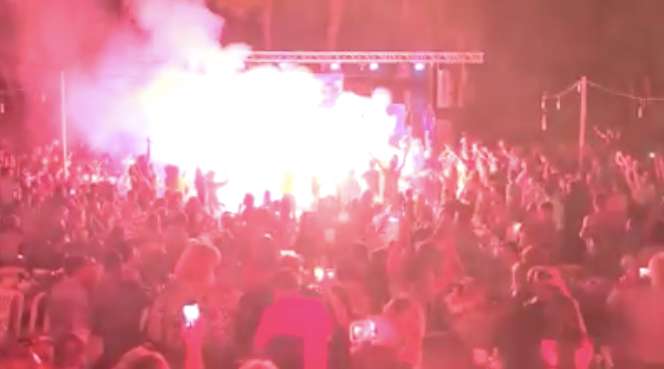 Έβαλαν φωτιά σε εμφάνιση τραγουδιστή στο Αγρίνιο (Video)