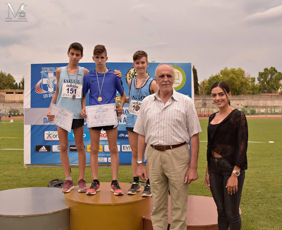 Μετάλλιο με την εθνική ομάδα παίδων ο Νίκος Σταμούλης