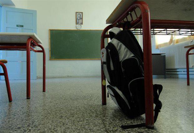 Aιτ/νία: Εχουν ρημάξει τα σχολεία-Ολόκληρη δεξαμενή πετρελαίου σήκωσαν στο Ευηνοχώρι