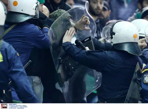 Ένταση στο Αγρίνιο ανάμεσα σε οπαδούς και αστυνομία πριν το ματς με τον Παναθηναϊκό!