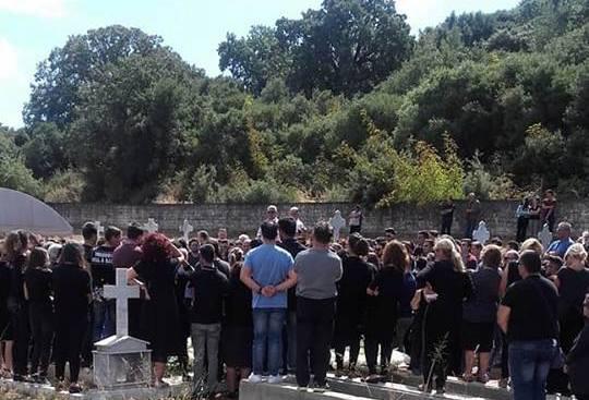 Πένθιμα οι Καμπάνες στο Στρογγυλοβούνι -Σπαραγμός στην κηδεία του Λεωνίδα Χολέβα