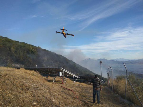Μάχη με τις φλόγες στην Παλαιοκαρυά -Μεγάλη κινητοποίηση (βίντεο-φωτο)