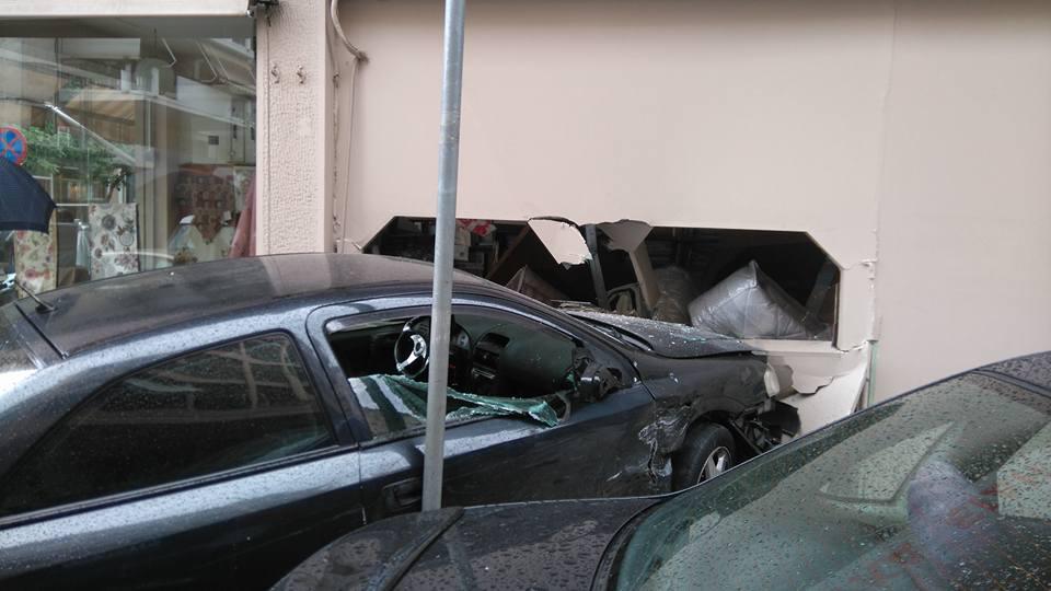 Αγρίνιο-Απίστευτο τροχαίο στο κέντρο- “Έλεος ένα φανάρι …” λένε καταστηματάρχες!