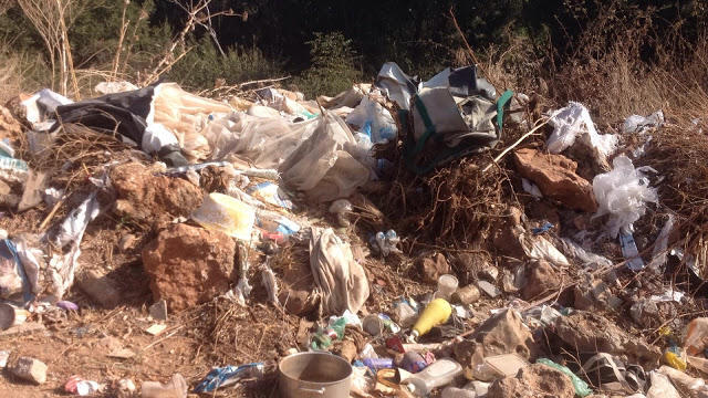 Σε απέραντη χωματερή μετατρέπονται οι αγροτικοί δρόμοι στο βελανιδόδασος Ξηρομέρου