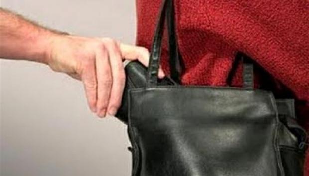 Άγνωστοι λήστεψαν 69χρονη πεζή στο Αγρίνιο