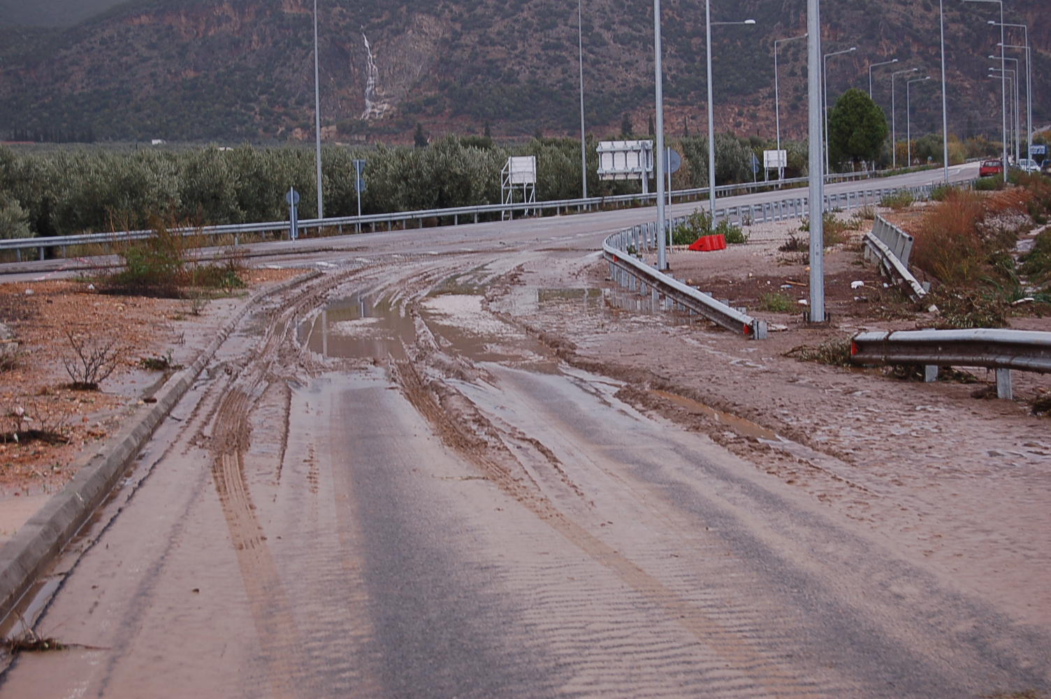 Διανοίξεις δρόμων και αποκατάσταση υδροδότησης σε κοινότητες του Δήμου Μεσολογγίου (φωτο)