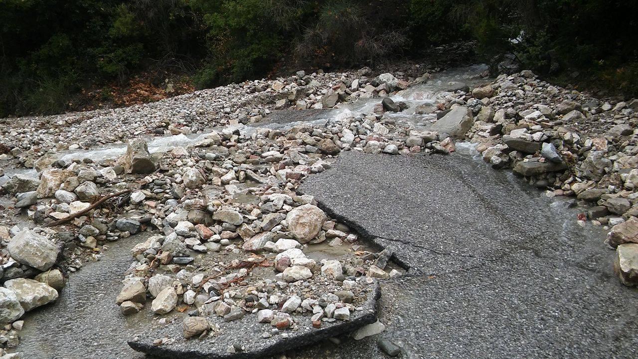 Οι δρόμοι σχίστηκαν στα δύο στην Αγία Βαρβάρα
