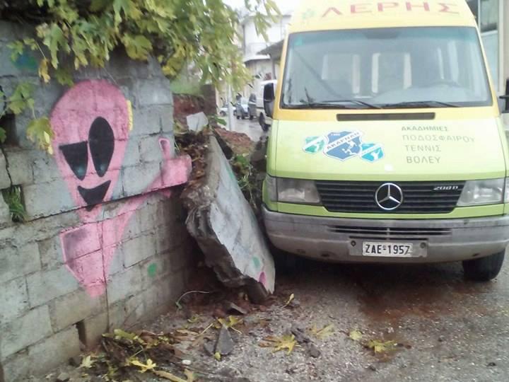 Αγρίνιο-Προβλήματα στο κέντρο -Μαντρότοιχος καταπλάκωσε mini bus