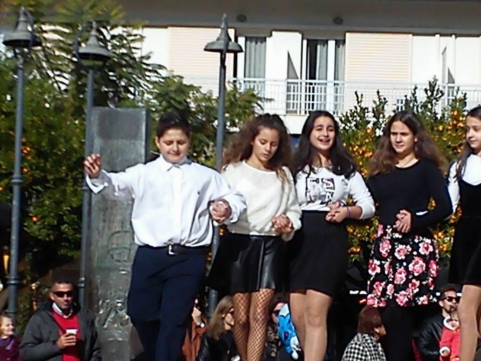 Αγρίνιο-Κέφι και ζωντάνια από τους χορευτικούς συλλόγους στη πλατεία(βιντεο-φωτο)