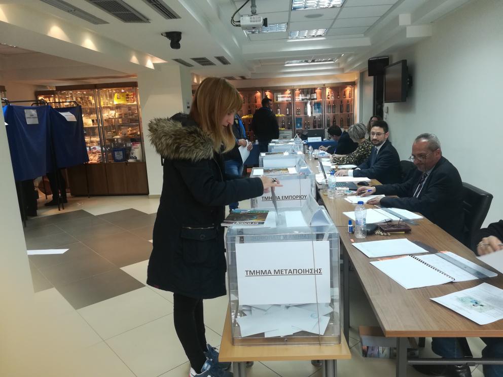 Με μεγάλη συμμετοχή ξεκίνησαν οι εκλογές στο Επιμελητήριο Αιτ/νίας