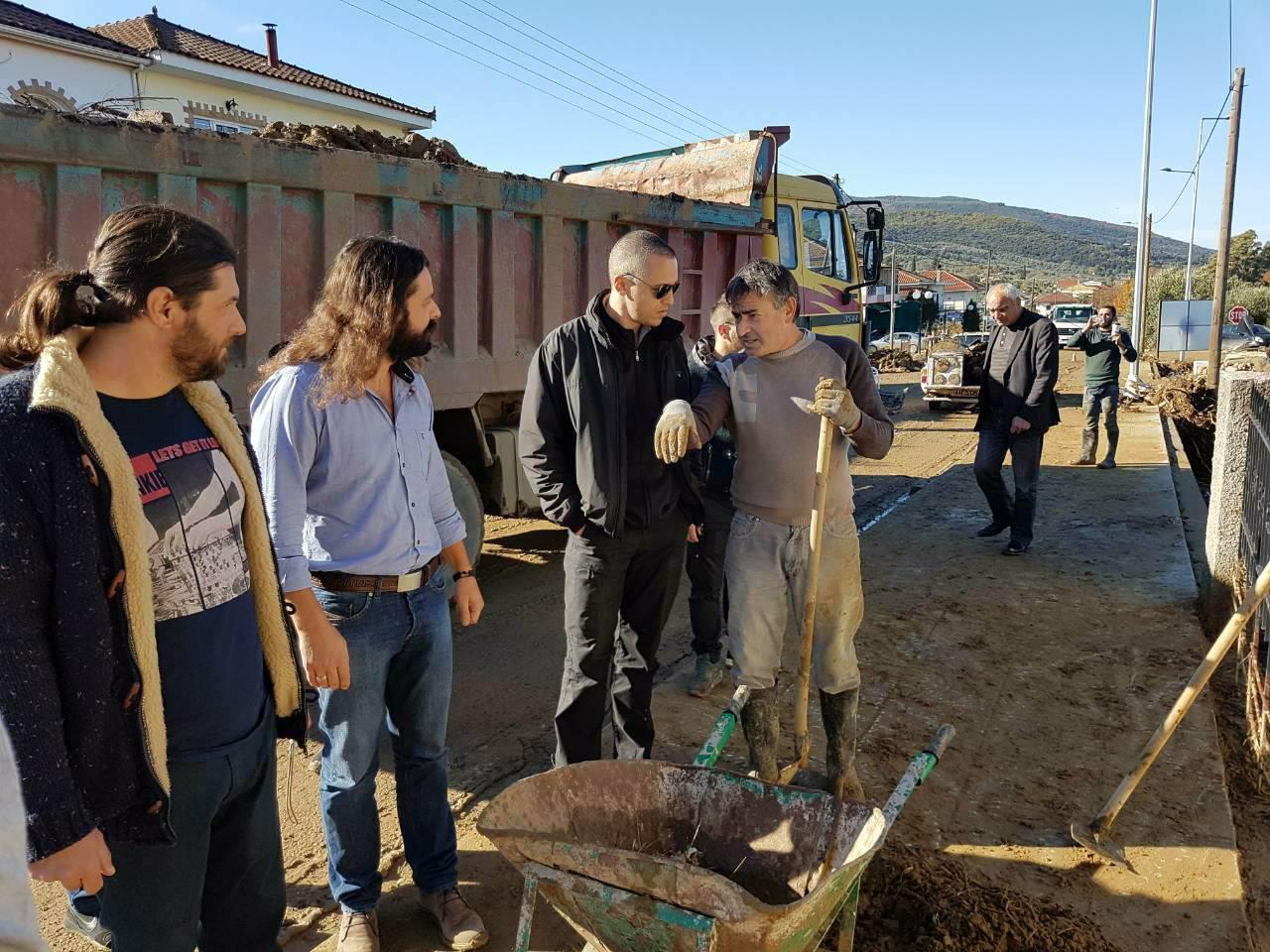 Κασιδιάρης και Μπαρμπαρούσης στους πλημμυροπαθείς της Αιτωλοακαρνανίας