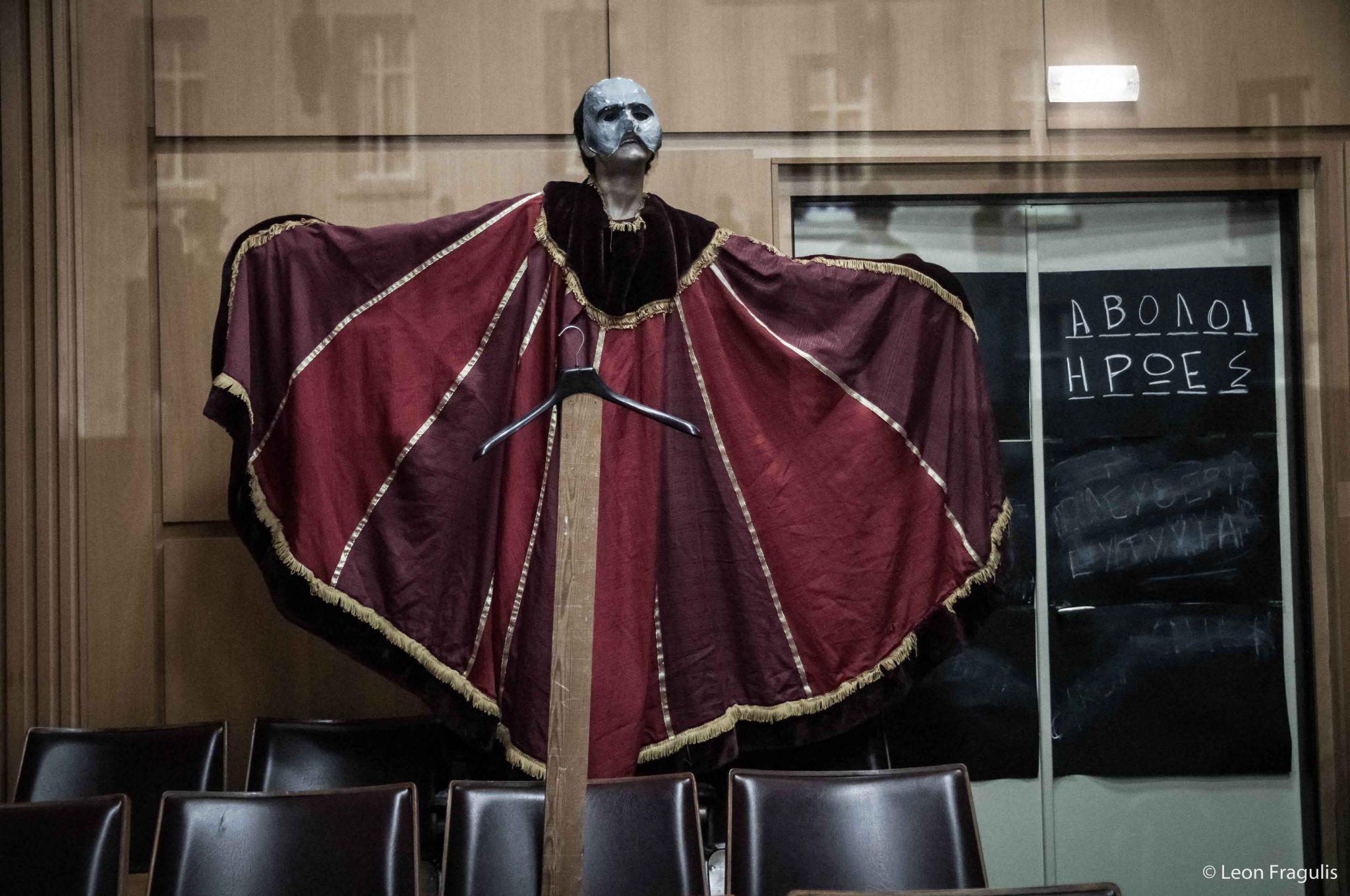 Παράταση της παράστασης «ΑΒΟΛΟΙ ΗΡΩΕΣ» στο Εργατικό Κέντρο Αγρινίου