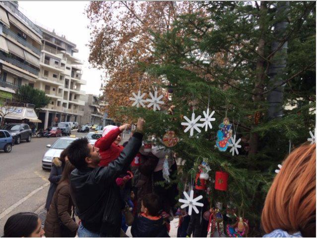Στολισμοί δέντρων από μικρούς μαθητές στο Αγρίνιο