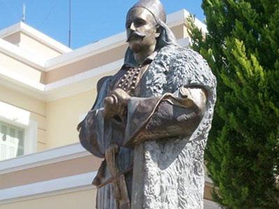 Φθορές στο άγαλμα του Μάρκου Μπότσαρη στο Μεσολόγγι