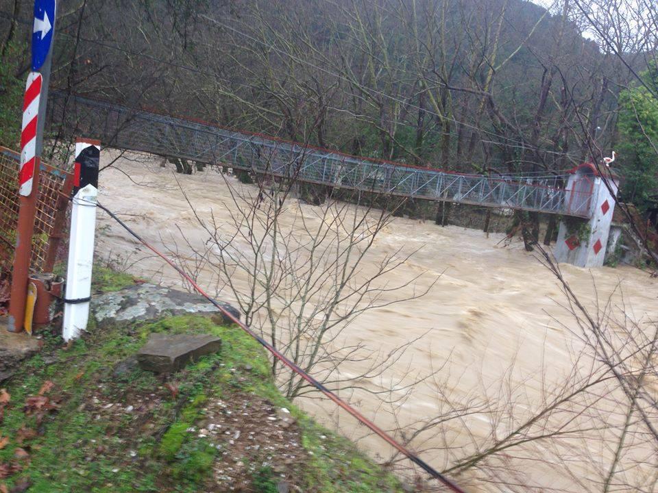 Αιτωλοακαρνανία/Φούσκωσαν οι χείμαρροι κλειστός από κατάπτωση ο δρόμος από Παραβόλα – Λαμπίρι