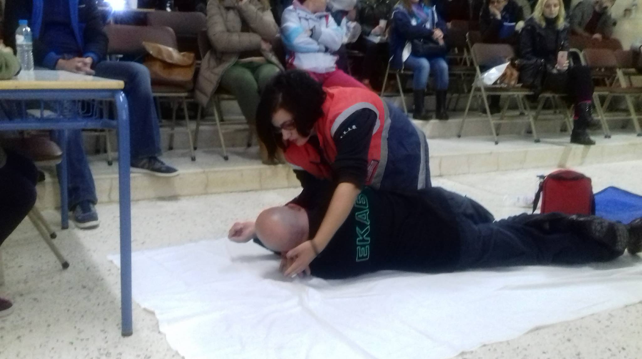 “Μάθημα” πρώτων βοηθειών από το ΕΚΑΒ Αγρινίου στο Εσπερινό Λύκειο