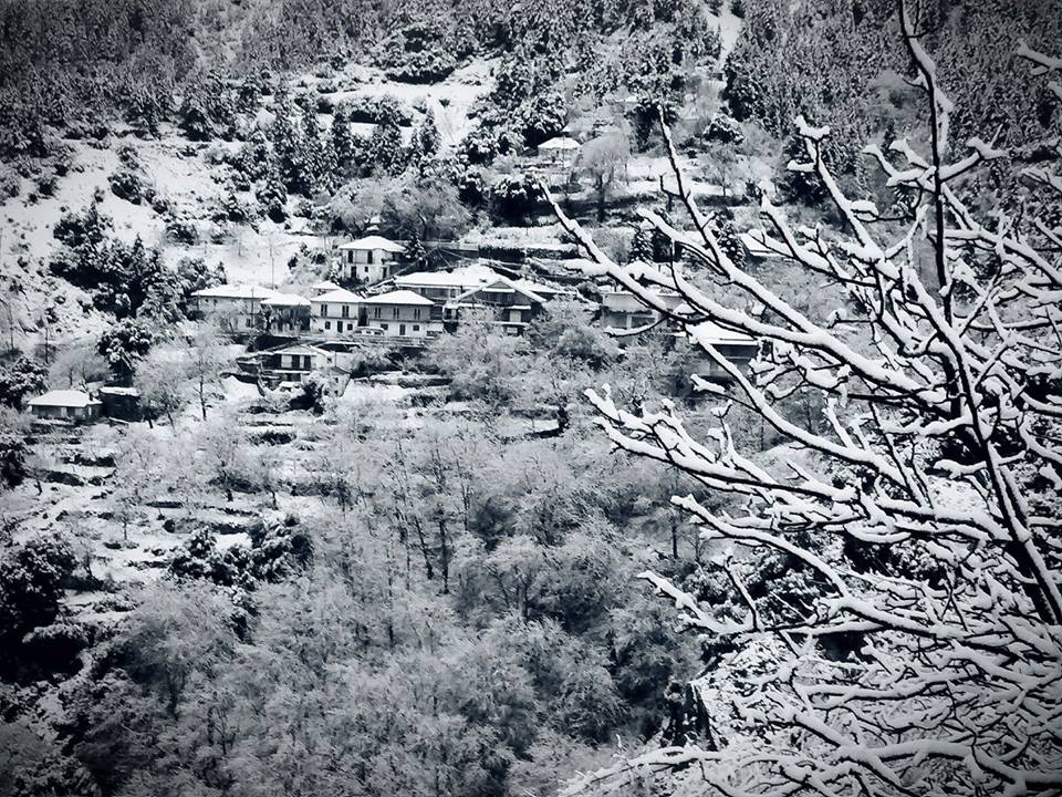 Μαγευτικές εικόνες από τα χιονισμένα χωριά της Ευρυτανίας.