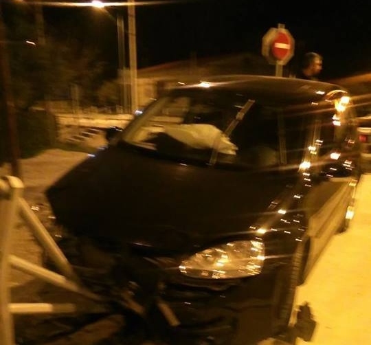 Τροχαίο τα μεσάνυχτα στη Γαβρολίμνη-ΙΧ καβάλησε τα προστατευτικά κιγκλιδώματα.