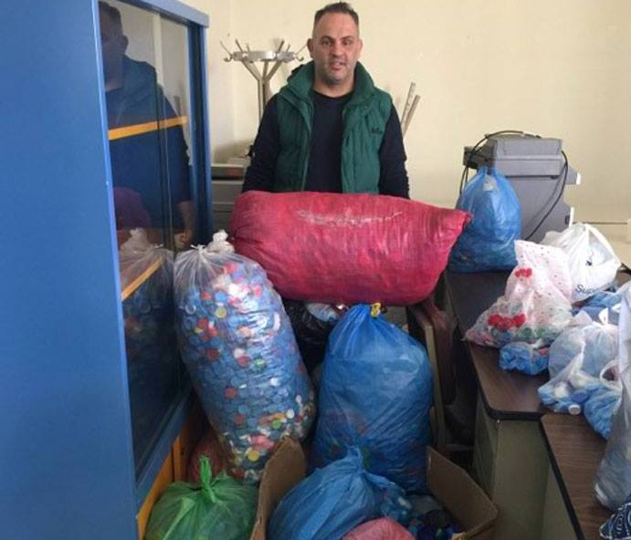 Τσουβάλια με χιλιάδες καπάκια παρέδωσε στο 4ο ΓΕΛ η ΑΛΦΑ 93