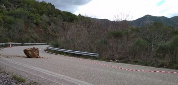 Χούνη: Πτώση βράχου στο δρόμο-κίνδυνος ατυχήματος.!