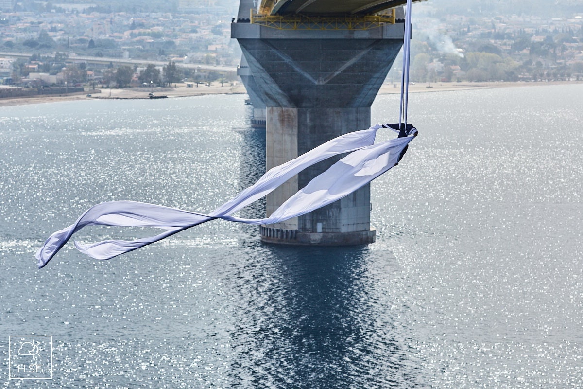 Αφιερωμένος στην εθνική γιορτή της 25ης Μαρτίου ο εναέριος χορός της Κατερίνας Σολδάτου στη Γέφυρα Ρίου – Αντιρρίου (φωτο-video)