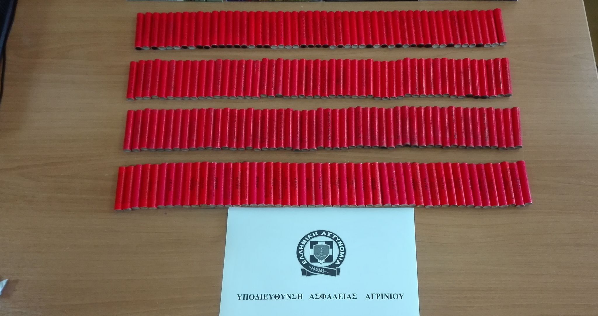 Συνελήφθη 45χρονη στο Αγρίνιο με 200 κροτίδες στο υπόγειο της οικίας της