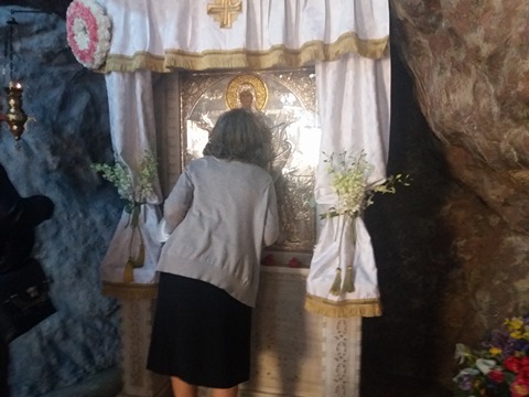 Πολλά θαύματα έχουν αποδοθεί στην Αγία Ελεούσα- Παραμονή και χιλιάδες προσκυνητές προστρέχουν στην Χάρη της(βιντεο-φωτο)