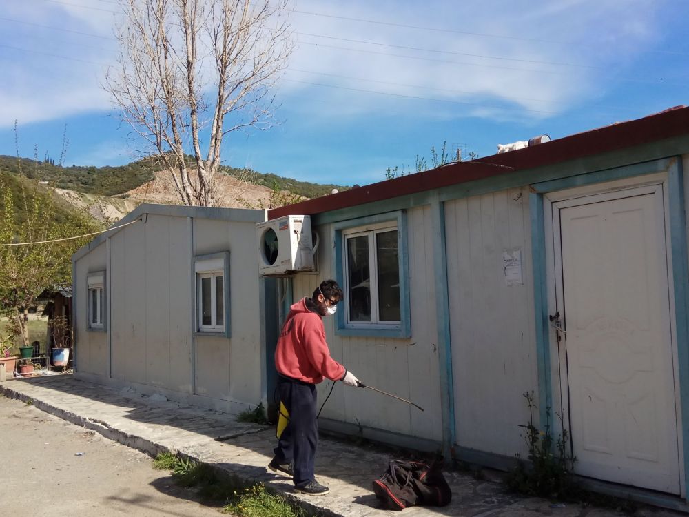 Σκα Ναυπάκτου: Απεντόμωση και μυοκτονία στον οικισμό λυόμενων Ρομά (φωτο)