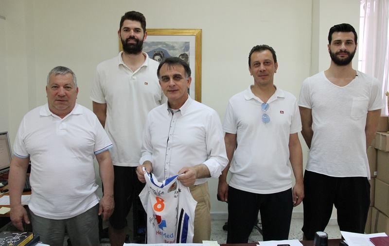 Η ομάδα του ΑΟ Αγρινίου δίπλα στους μαθητές- Επίσκεψη στο 5ο Γυμνάσιο