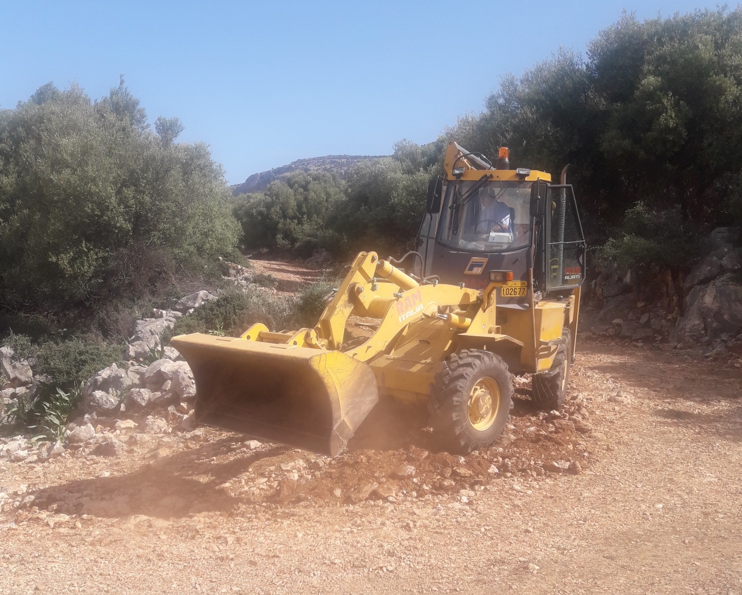 Εργασίες αποκατάστασης του δρόμου προς τον Άγιο Νικόλαο Κρεμαστό