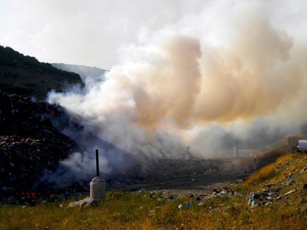Μάχη με τη φωτιά στο ΧΥΤΑ Μεσολογγίου