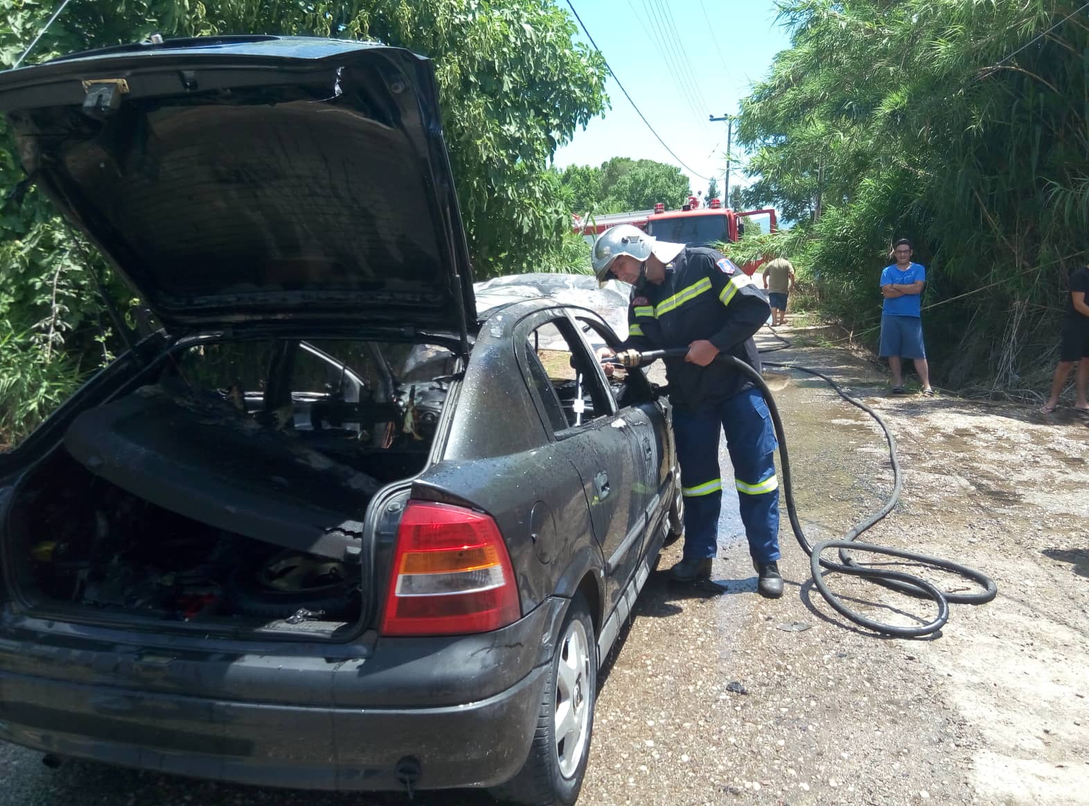 Φωτιά σε αυτοκίνητο στα Καλύβια Αγρινίου( φωτο)