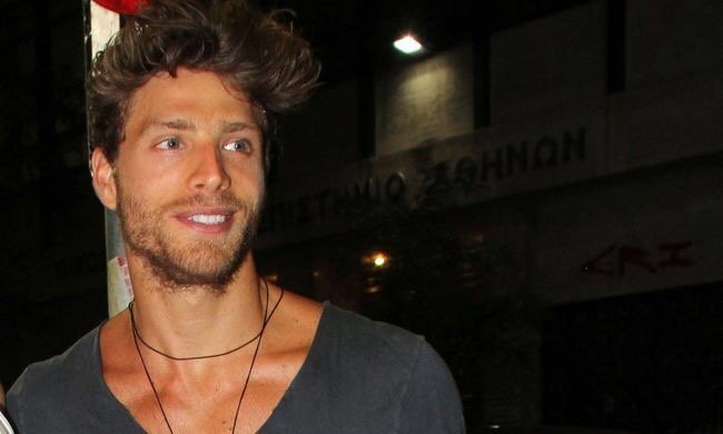 Η «πρόταση γάμου» του Γιώργου Μανίκα στην Αγρινιώτισσα Τραγουδίστρια