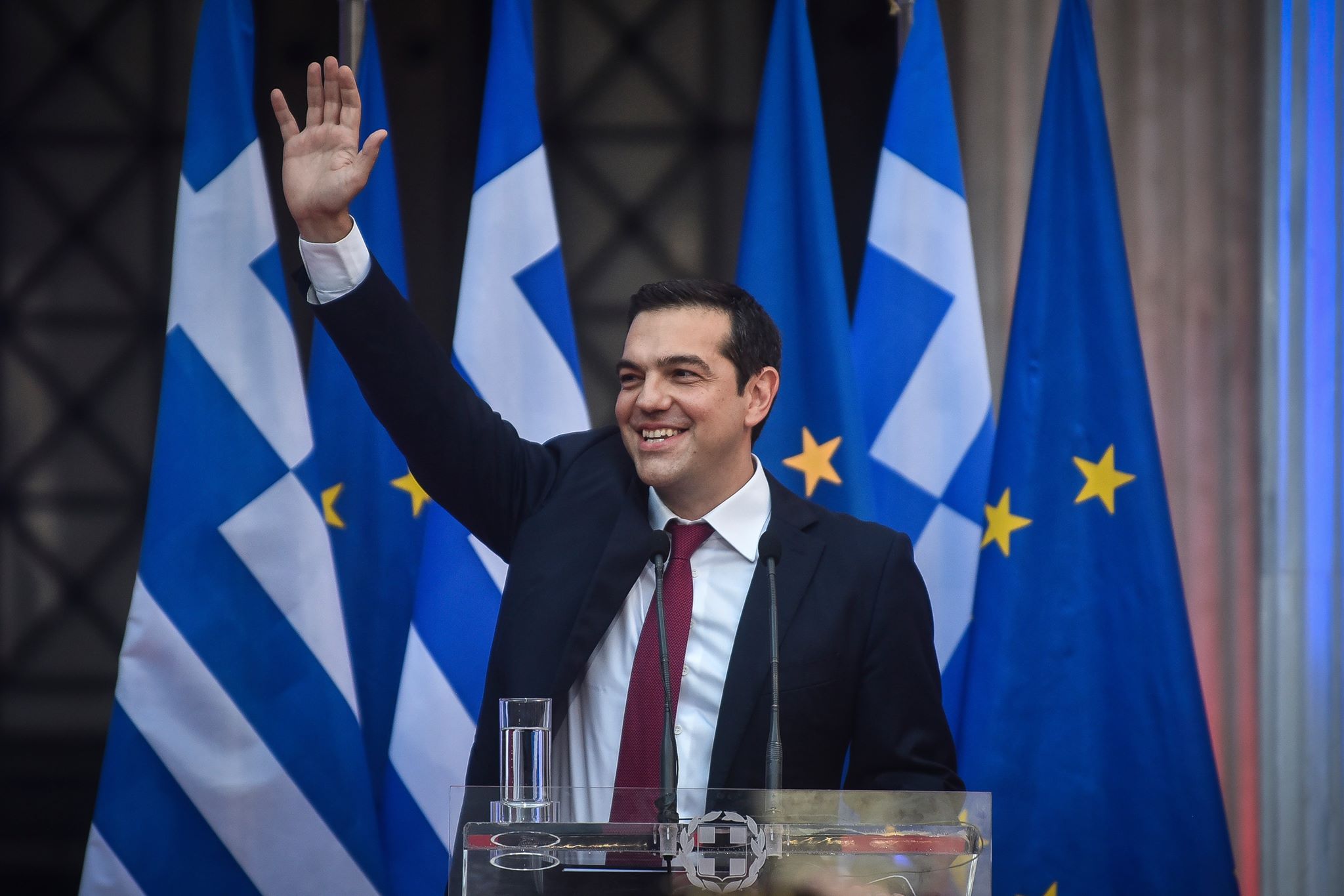 Με κόκκινη γραβάτα στο Ζάππειο ο Τσίπρας(φωτο)