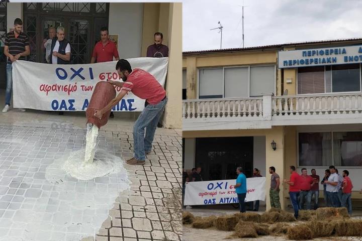 Γάλα μπροστά στο κτίριο της Περιφέρειας στο Μεσολόγγι, έχυσαν οι κτηνοτρόφοι, στη διάρκεια συλλαλητηρίου
