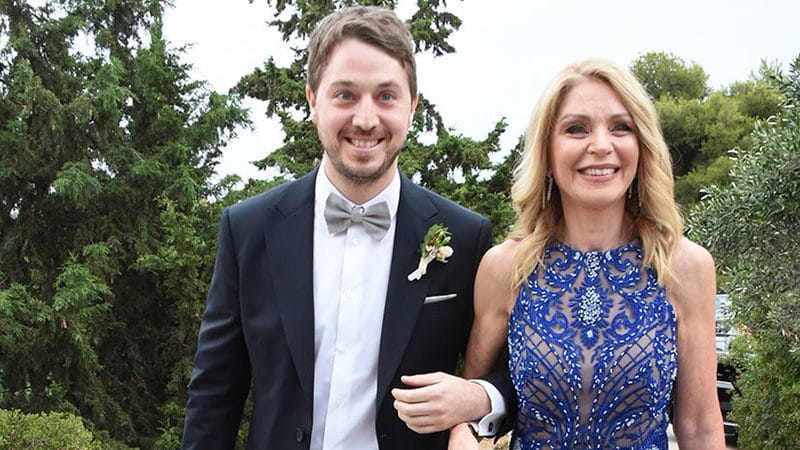 Η Έλλη Στάη πάντρεψε τον μοναχογιό της … και τράβηξε όλα τα βλέμματα πάνω της(φωτο)