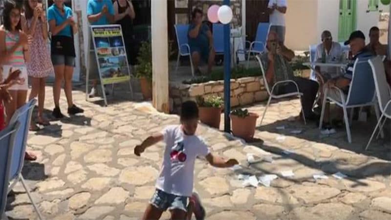 Κορίτσι χόρεψε το ζεϊμπέκικο της Ευδοκίας στο Καστελόριζο και έριξε το Facebook (video)