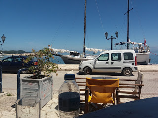 Αυτοκίνητα αντί για πολίτες απολαμβάνουν την θέα του Αμβρακικού!