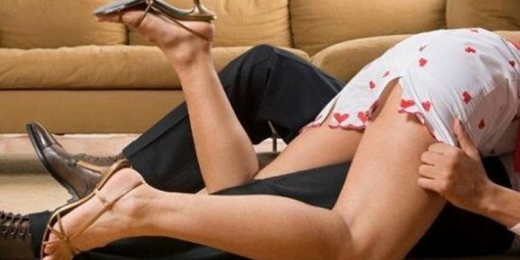 Σούσουρο σε χωριό της Αιτωλ/νίας: Η νύφη τσάκωσε τον πατέρα της με την πεθερά