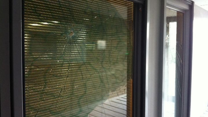 45χρονος έσπασε με μάρμαρο τζαμαρία τράπεζας στην Βόνιτσα