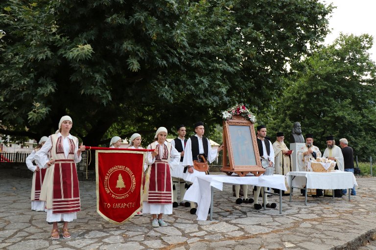 Πλήθος πιστών στη λιτανεία στο Περδικάκι (φωτο)
